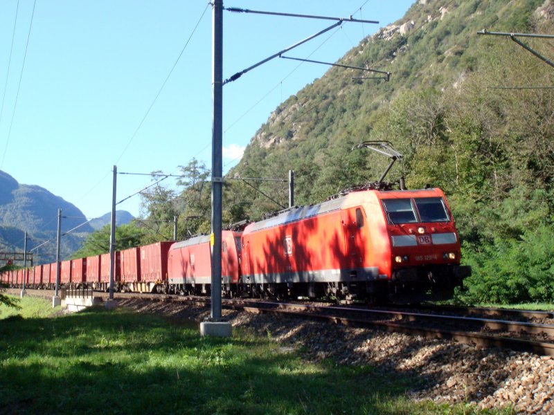 Der rote Zug mit zwei BR 185 im Schattenspiel bei Bodio am 19.09.2007