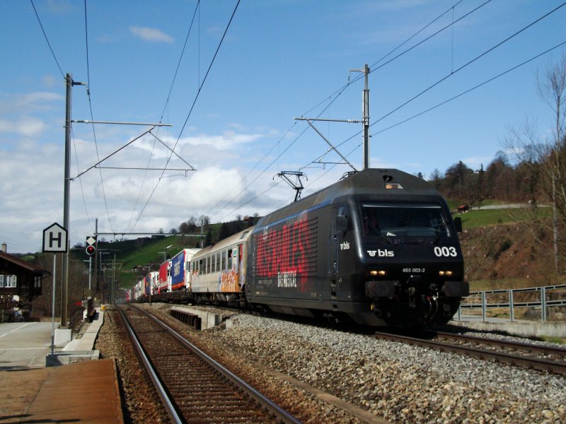 Mein erstes Bild stammt von meiner Lieblingsstrecke, der Ltschberg-Transitachse. Es zeigt die Re 465 003 mit einem Hupac-Zug bei Mlenen am 10.04.2008