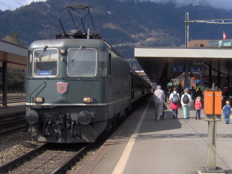Prototyp-Re 4/4 II 11102 steht mit einem Schnellzug nach Locarno in Arth-Goldau abfahrbereit.Die Lok ist inzwischen zur BLS  bergelaufen 