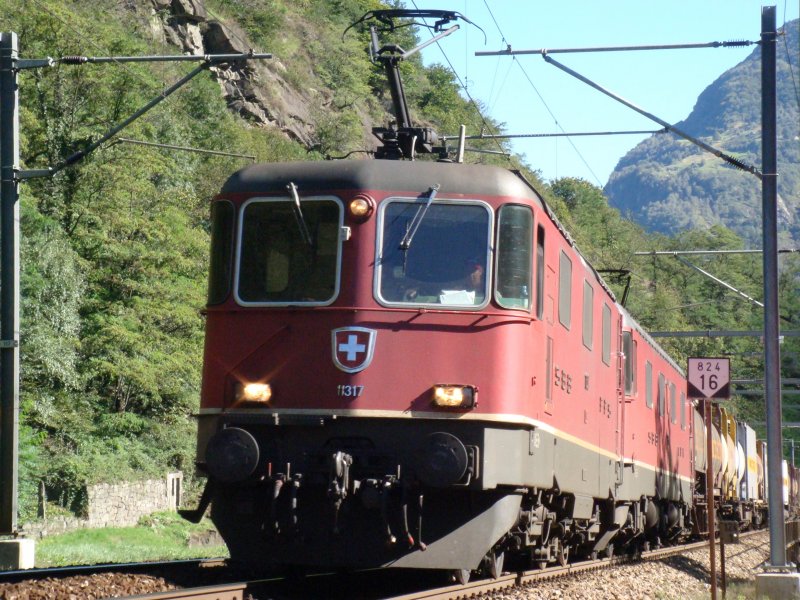 Re 10/10 oberhalb von Bodio auf dem Weg zum Gotthard am 19.09.2007