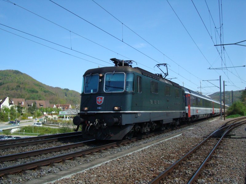 Re 4/4 11161 mit EC nach Basel SBB bei Liestal am 24.04.2008