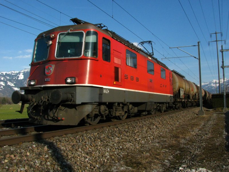 Re 4/4 III 11352 mit GZ bei Reichenburg am 16.03.2009