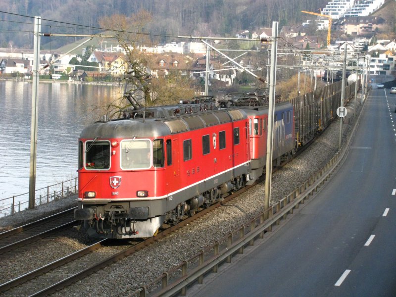 Re 6/6 11640 mit Ae 6/6 im Schlepp bei Richterswil am 17.03.2009