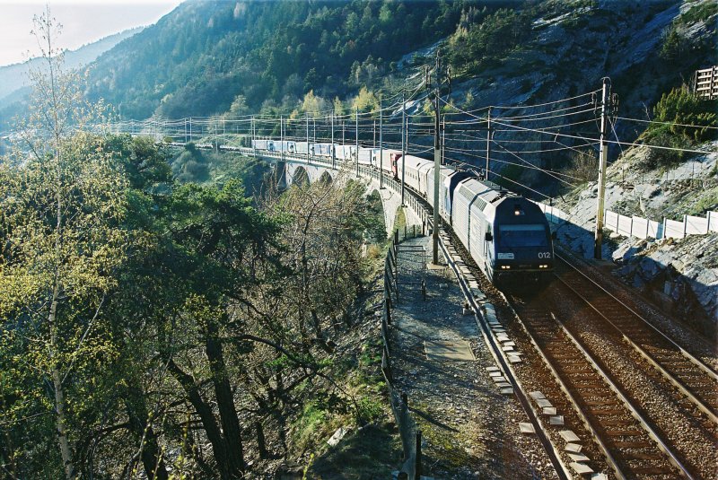 Zwei Re 465 mit Hupac-Zug auf dem Luogelkinviadukt an der Ltschberg-Sdrampe bei Hohtenn in Sommer 2003